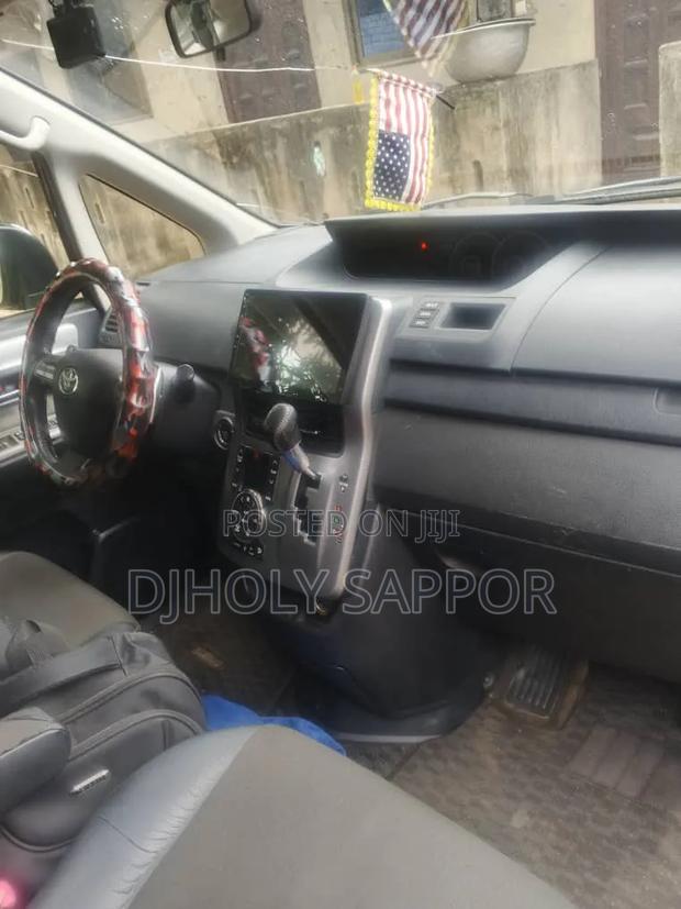 Toyota Voxy V 4WD 8-Seater 2013 White