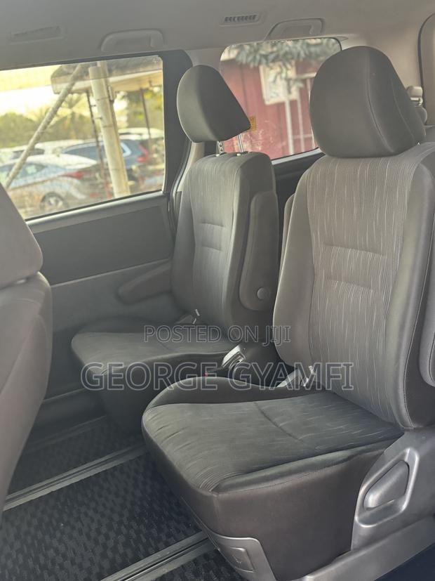 Toyota Voxy V 4WD 7-Seater 2010 Black