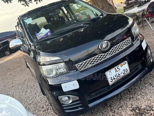 Toyota Voxy V 4WD 7-Seater 2010 Black