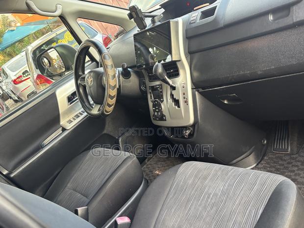 Toyota Voxy V 4WD 7-Seater 2010 Black