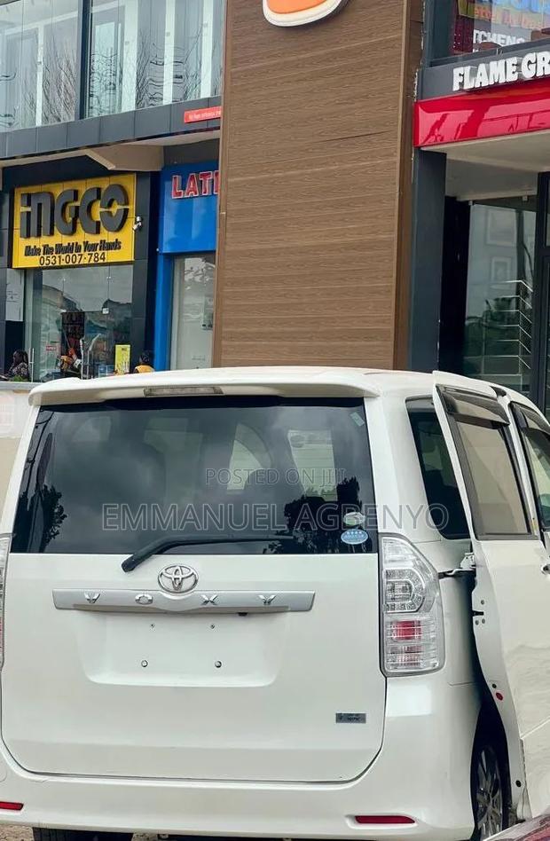 Toyota Voxy X L Edition 4WD 8-Seater 2011 White