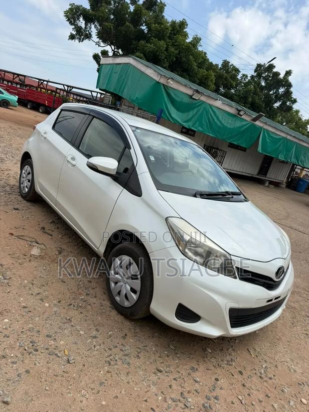 Toyota Vitz 1.3 FWD 5dr 2013 White