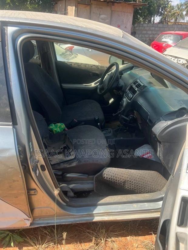 Toyota Vitz 1.3 AWD 5dr 2010 Gray