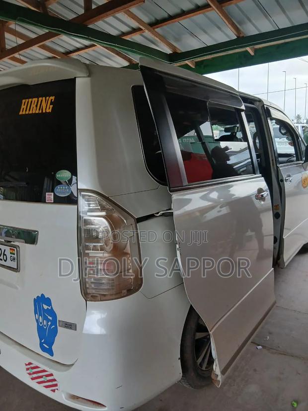 Toyota Voxy V 4WD 8-Seater 2013 White