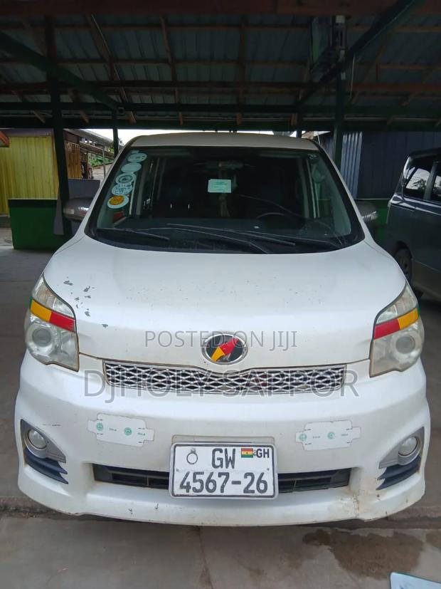 Toyota Voxy V 4WD 8-Seater 2013 White