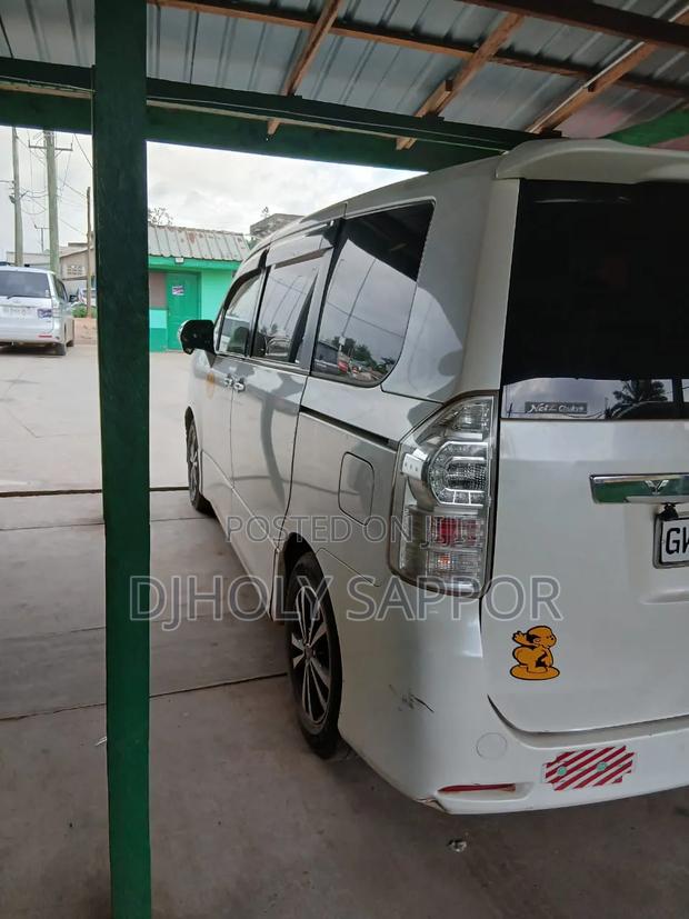 Toyota Voxy V 4WD 8-Seater 2013 White