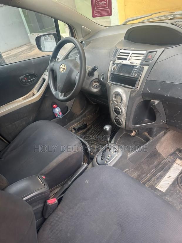 Toyota Vitz 1.3 AWD 5dr 2010 Burgundy