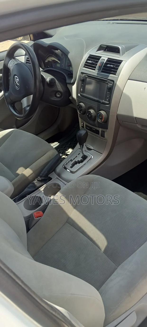 Toyota Corolla LE Special Edition 4dr Sedan (1.8L 4cyl 4A) 2013 White