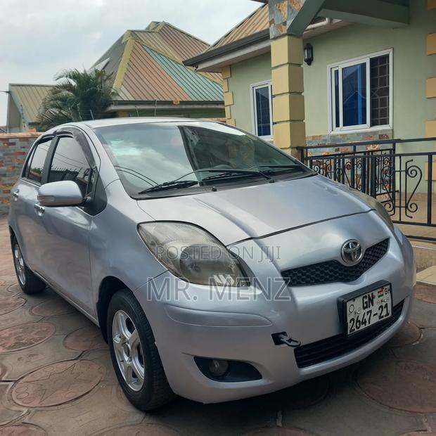Toyota Vitz 2010 Silver