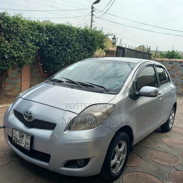 Toyota Vitz 2010 Silver
