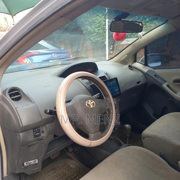 Toyota Vitz 2010 Silver