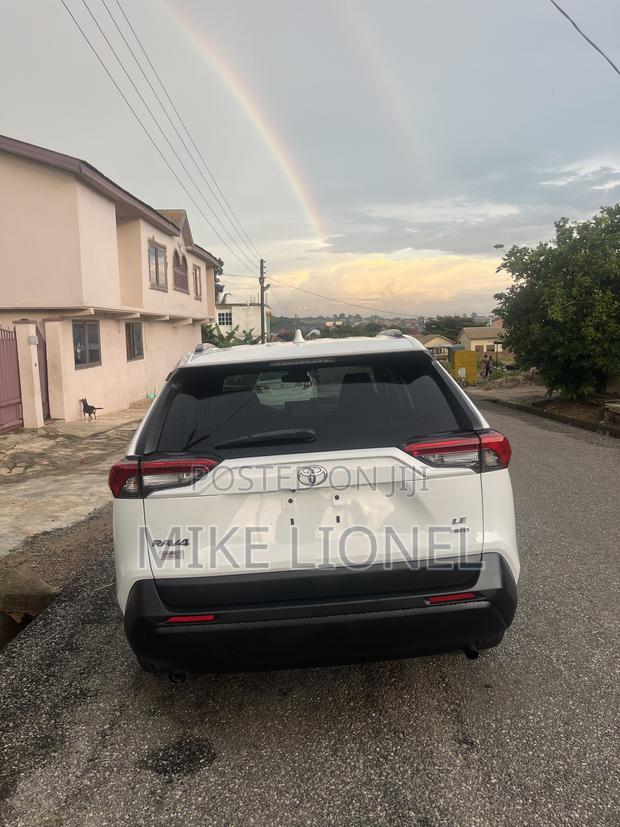 Toyota RAV4 LE AWD 2020 White