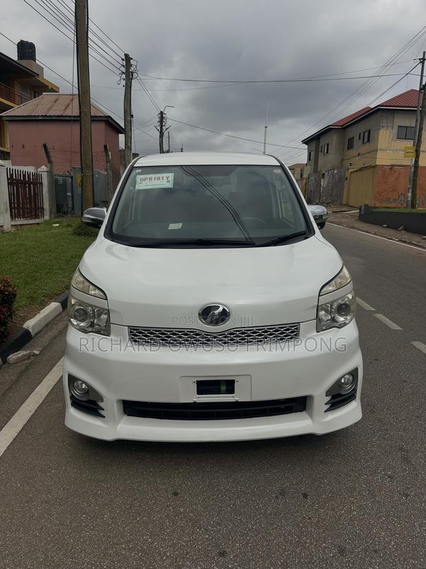 Toyota Voxy V 2WD 8-Seater 2012 White