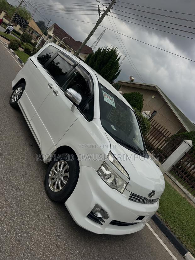 Toyota Voxy V 2WD 8-Seater 2012 White
