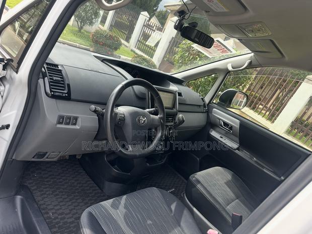 Toyota Voxy V 2WD 8-Seater 2012 White