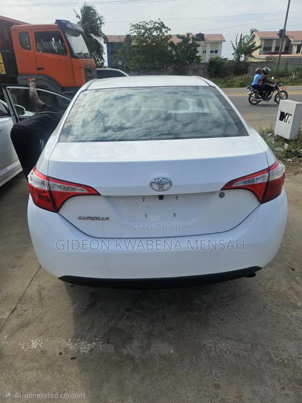 Toyota Corolla LE Eco 4dr Sedan (1.8L 4cyl CVT) 2015 White