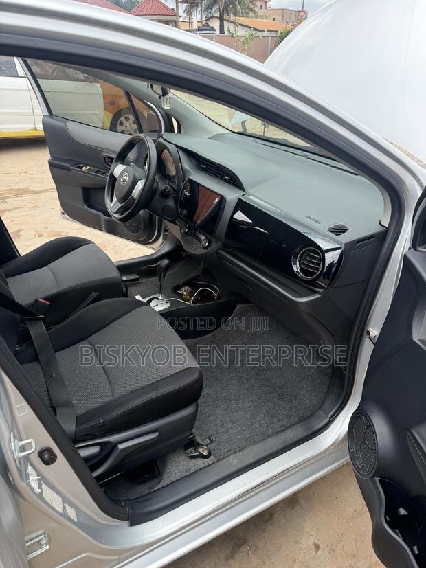 Toyota Vitz 2012 Silver