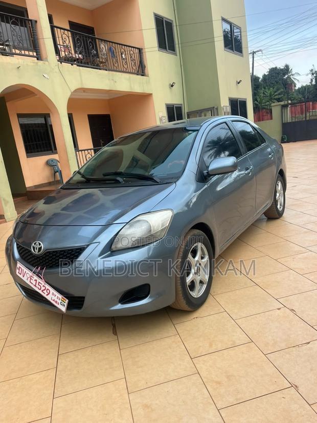 Toyota Yaris Base Sedan 4dr 2010 Gray