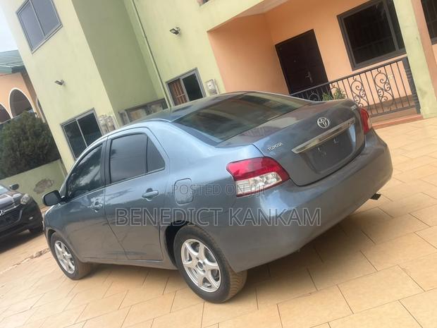 Toyota Yaris Base Sedan 4dr 2010 Gray