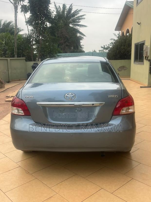 Toyota Yaris Base Sedan 4dr 2010 Gray