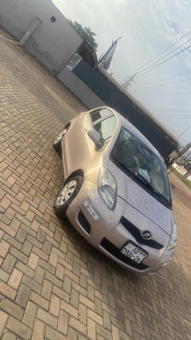 Toyota Vitz 2010 Ivory