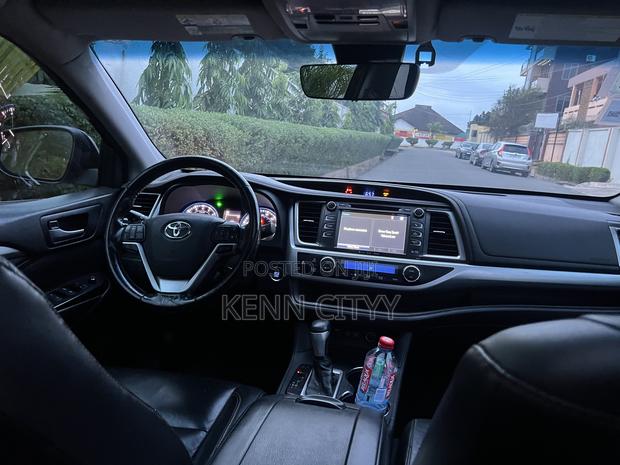Toyota Highlander SE 4x4 V6 (3.5L 6cyl 8A) 2018 Black
