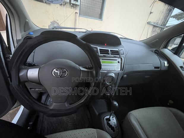 Toyota Vitz 1.3 FWD 5dr 2010 White