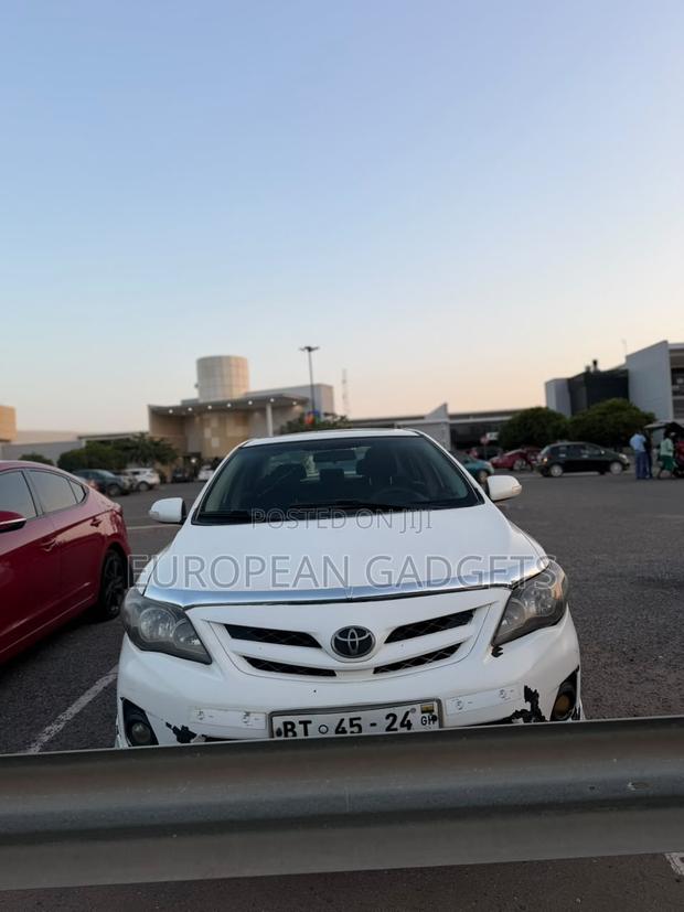 Toyota Corolla S Special Edition 4dr Sedan (1.8L 4cyl 4A) 2013 White