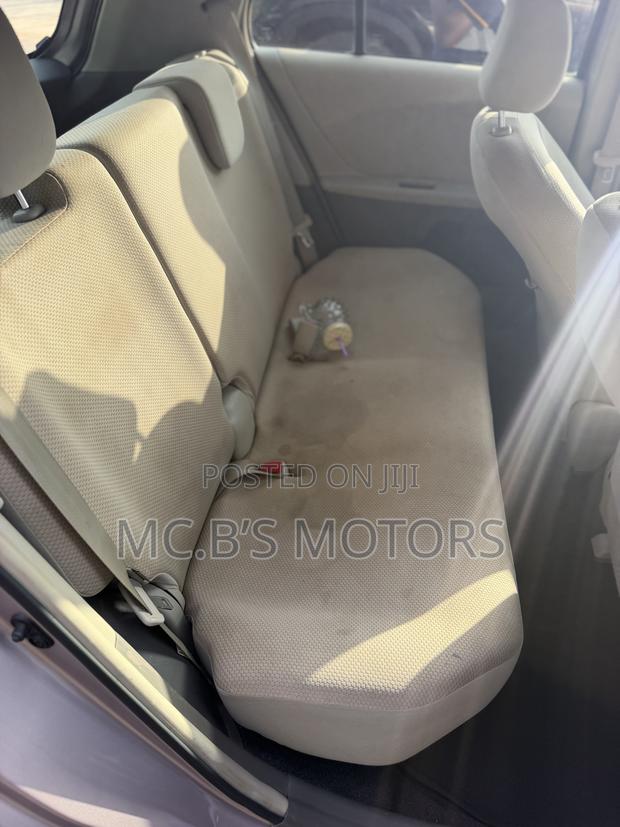 Toyota Vitz 2010 Silver