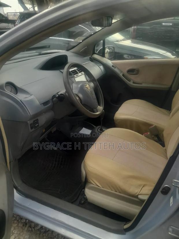 Toyota Vitz 2010 Silver