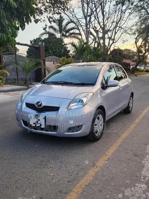 Toyota Vitz 2010 Silver