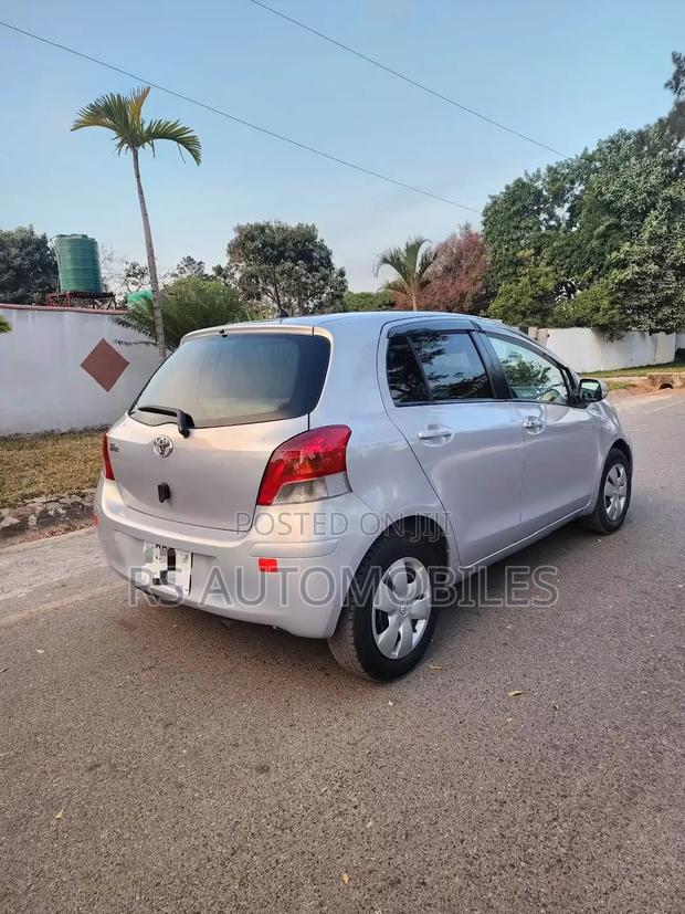 Toyota Vitz 2010 Silver