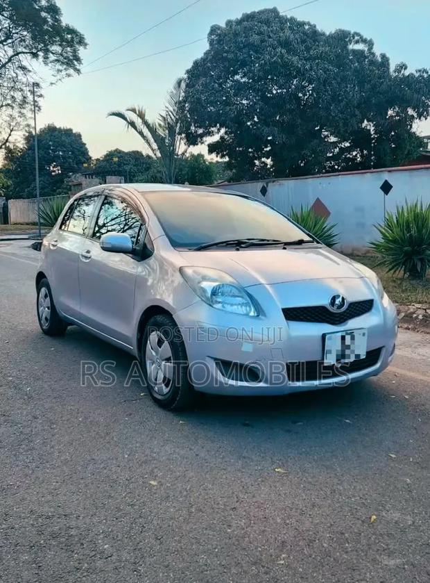 Toyota Vitz 2010 Silver