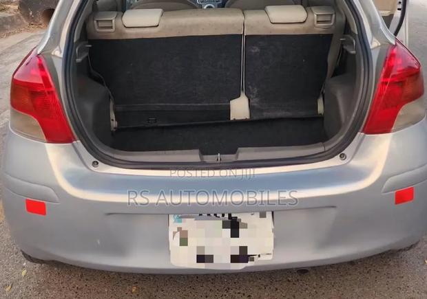 Toyota Vitz 2010 Silver