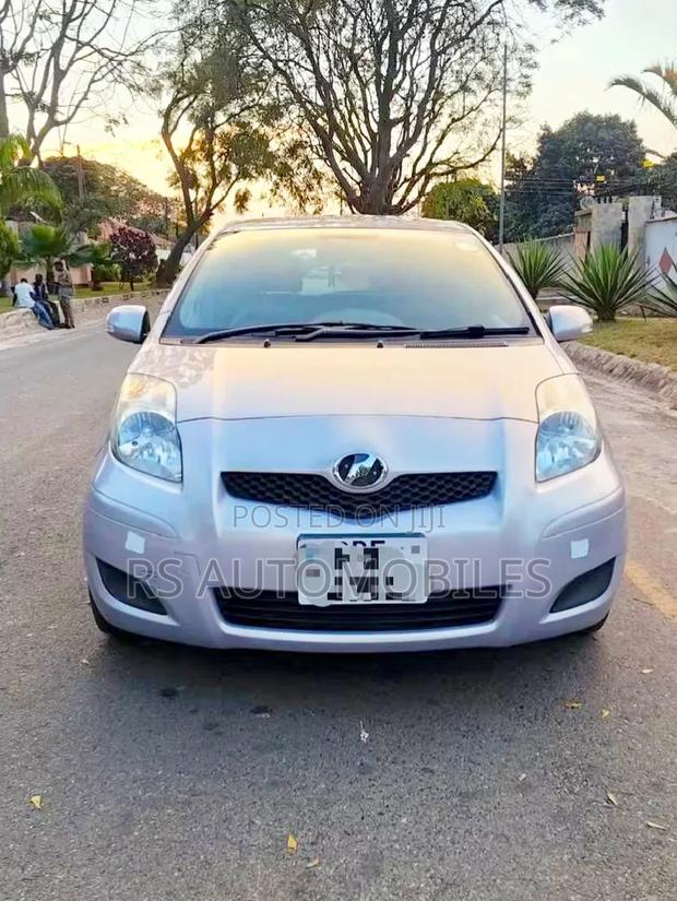 Toyota Vitz 2010 Silver