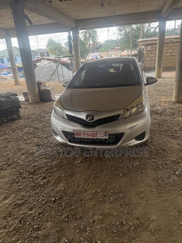 Toyota Vitz 2012 Silver
