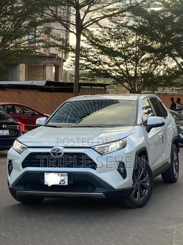 Toyota RAV4 2024 White