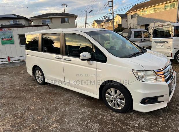 Honda Stepwgn 2012 White
