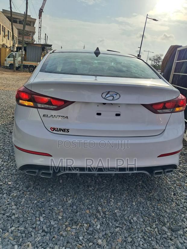 Hyundai Elantra Limited Sedan FWD (2.0L 4cyl 6A) 2017 White