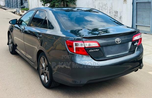 Toyota Camry SE 4dr Sedan (2.5L 4cyl 6A) 2014 Matt Black