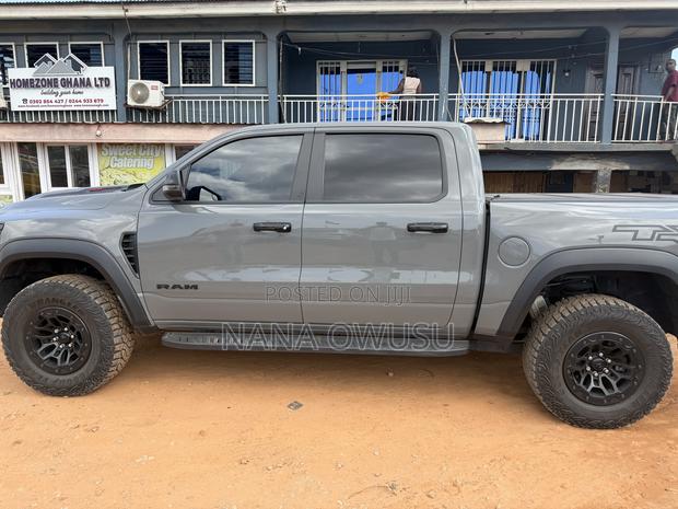 RAM 1500 Classic Tradesman Crew Cab 4WD 6.3 ft SB 2023 Gray