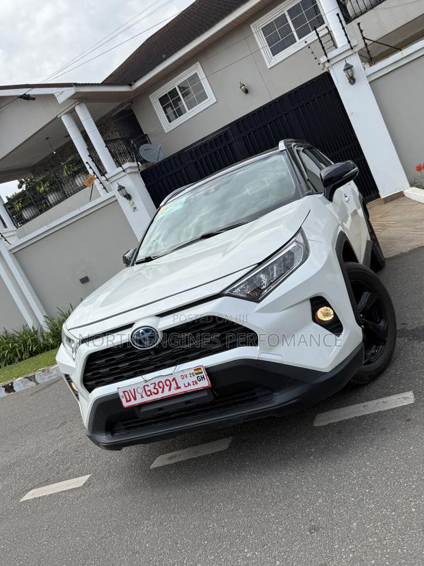 Toyota RAV4 XLE Premium AWD 2020 White