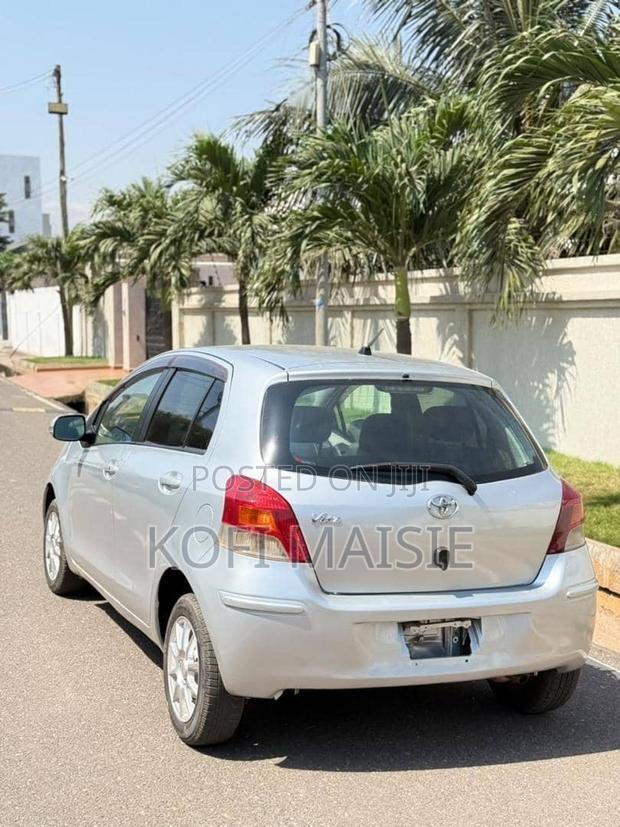 Toyota Vitz 2010 Silver