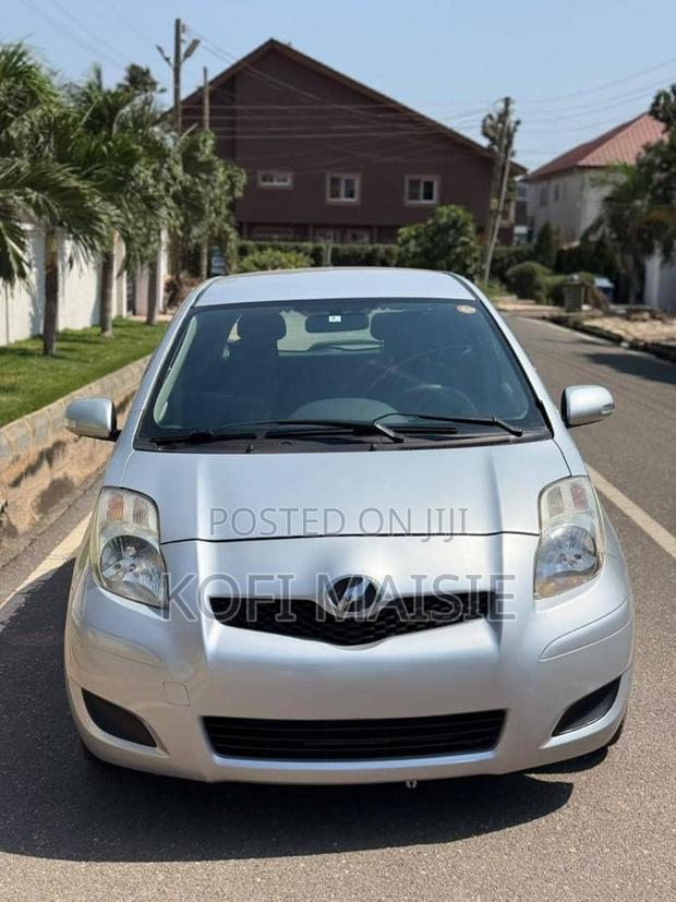 Toyota Vitz 2010 Silver