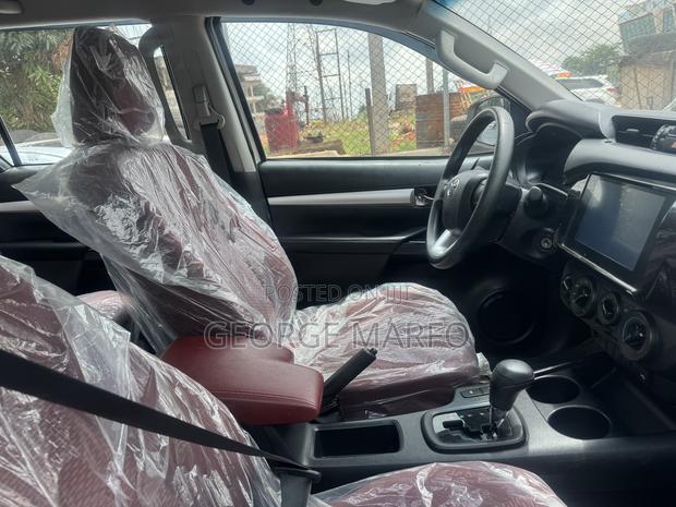 Toyota Hilux 2025 White