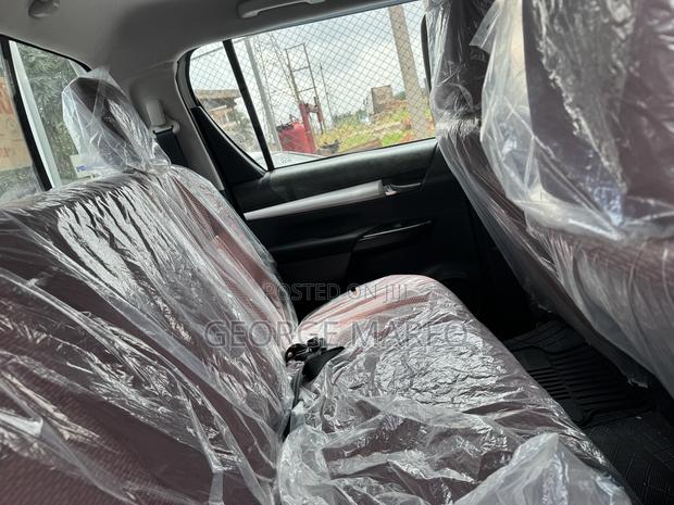 Toyota Hilux 2025 White