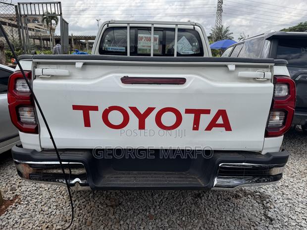 Toyota Hilux 2025 White