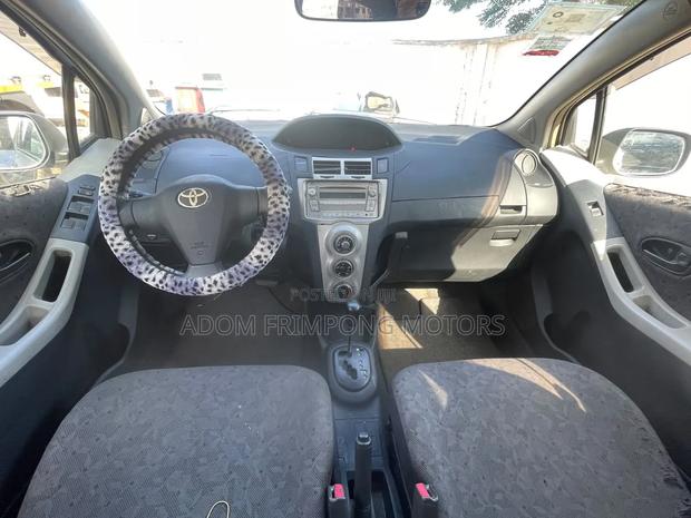 Toyota Vitz 2010 Silver