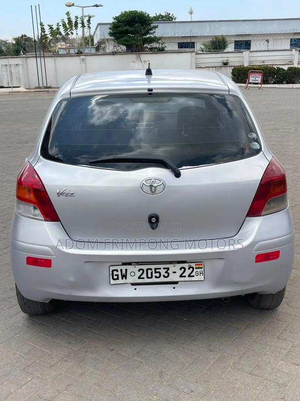 Toyota Vitz 2010 Silver