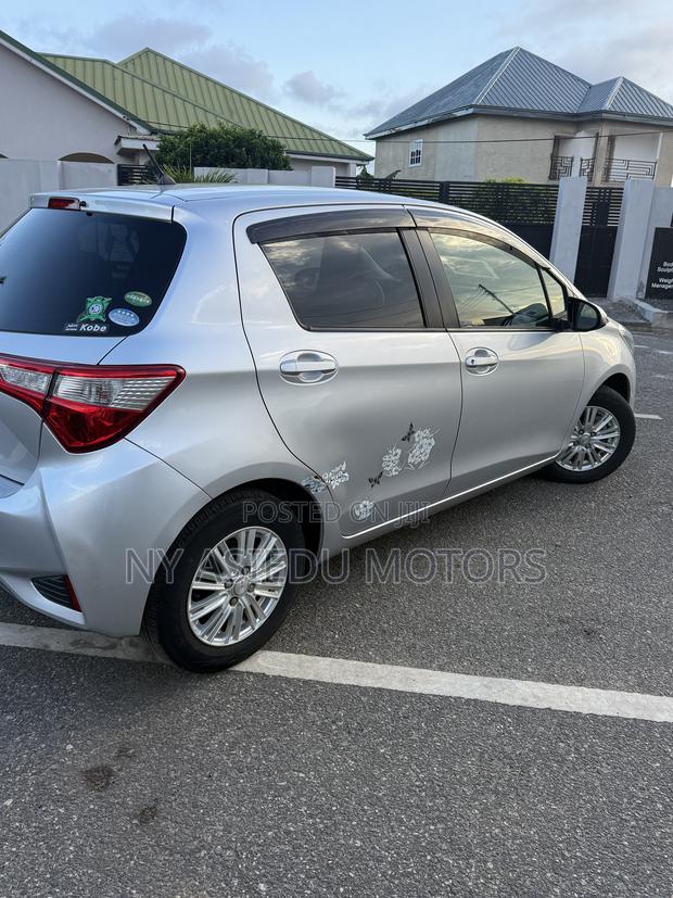 Toyota Vitz 1.3 FWD 5dr 2017 Silver